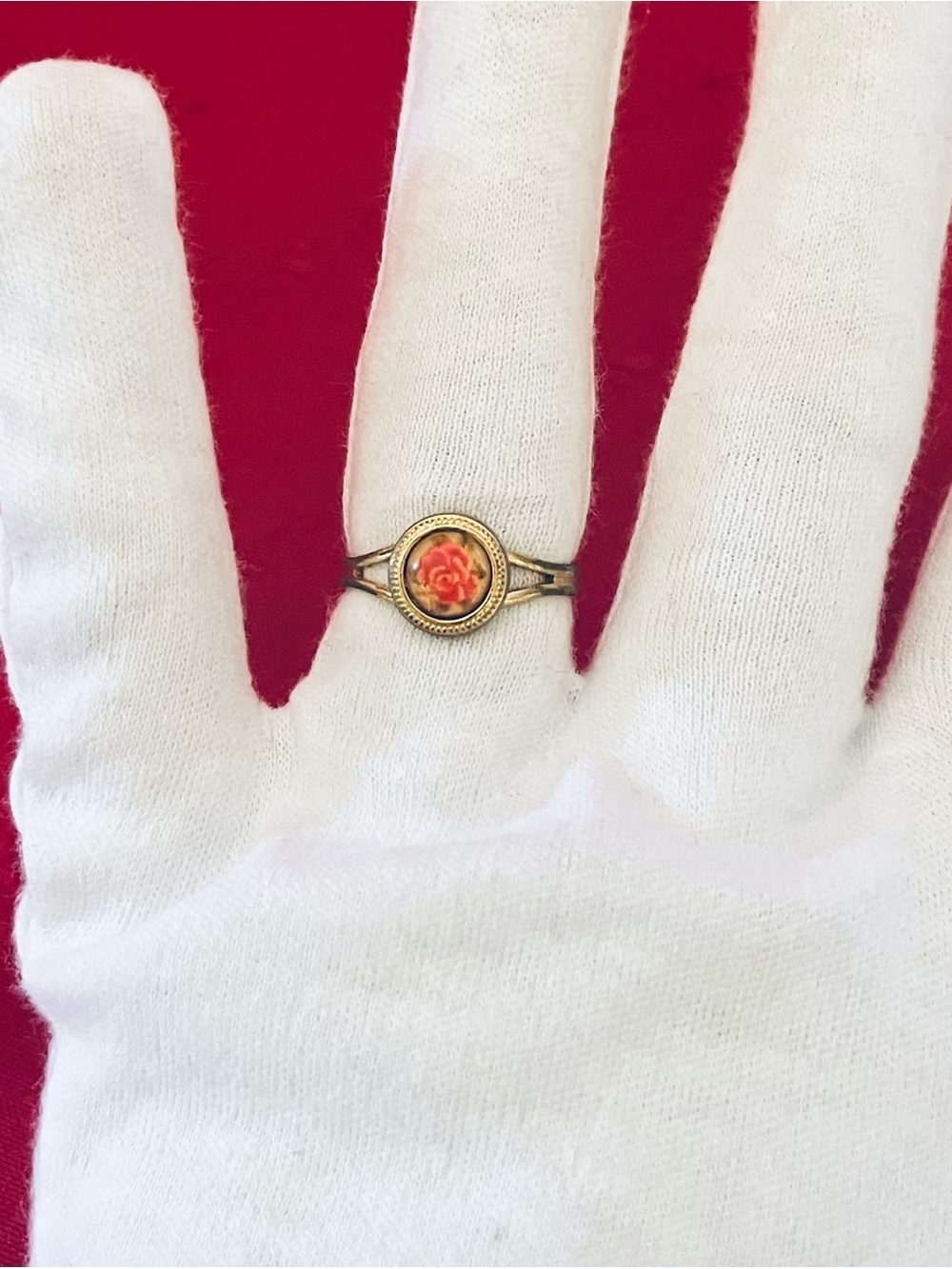 Vintage Avon Floral Cameo Ring in Gold Tone with Coral Rose size 6